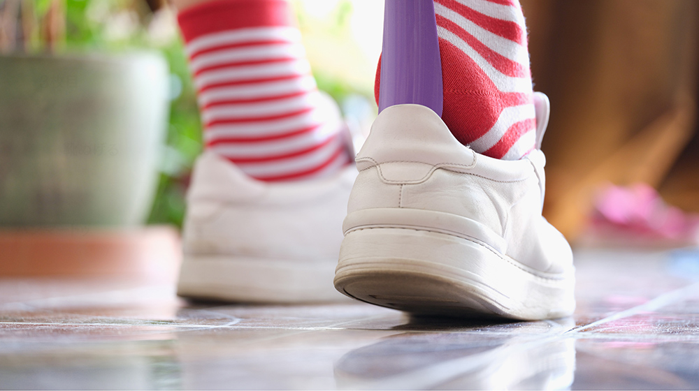すぐ脱げる靴は要注意。子どもの足に起きる見えない負担