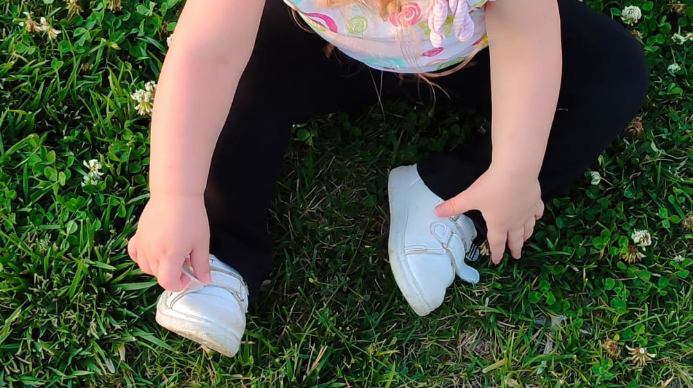 子ども靴の正しい履き方は？マジックテープと「かかと」の3ステップ